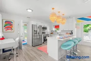 Chic Getaway Near Wilton Drive l Your Urban Escape - Image 5