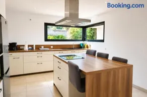 Spacious house with sea and mountain views - Image 3