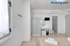 Camere almaredamarra a 50 m dalla spiaggia sabbiosa e 200 m dal centro - Image 3
