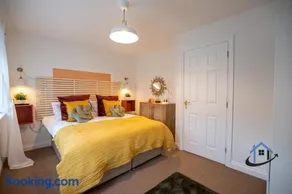 Ironside House, Thrapston king or twin beds, free parking, workspace, corporates, sleeps 8 - Image 4