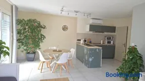 Un air de Provence avec piscine disponible seulement en fin de journée - un Parking Privé - À 5min de l'A7 et A9 - Image 2