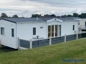 Luxury Holiday Home in Anderby Creek - Image 1