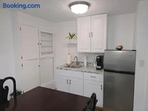 Studio Near Airport & City - Cozy Green Retreat! - Image 2