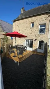 Petite maison en pierre au pied de la voie verte - Image 1