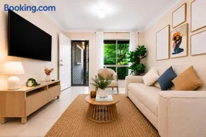 2-Storey 3BR Haven - Sleeps 8 - Free Parking & Gym - Image 1