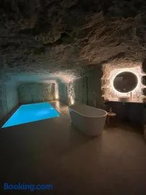 Suite romantique, piscine intérieure privée et sauna - Image 2