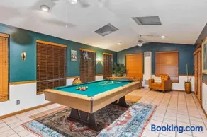 Steps to Edgewater - Sleeps 14 - Fun Game Room Retreat - Image 2