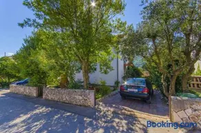 Spacious apartment in Stari Grad, 80 m², serene garden - Image 2