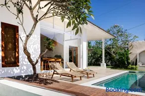 Private Jacuzzi - Central - Canggu 3BR - Image 3