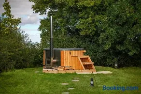Hill Top Hideaway Shepherds Hut with Hot Tub - Image 4