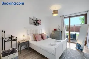 Multiple 2-Bedroom Apartments near Harry Potter Studios - 2-Minute walk to Bushey Station - 20 Minutes to London Euston - Ideal for Families & Business - Free Parking - Image 3
