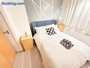 Spacious Luton Airport Accommodation - Perfect for Contractors, Families, Tourists & Long Stays - Image 3
