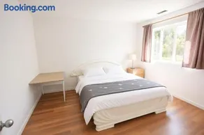 Richmond Airport Cozy Holiday House with free shuttle - Image 1