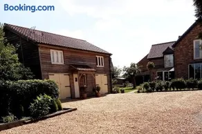 The Tea Barn, an entire cosy guest accommodation with small garden and breakfast included, in the quiet small village of Hawkeridge with a pub one minute walk away! - Image 2