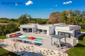 Villa Vines, Modern luxury in serene seclusion - Image 2