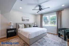 Modern 4BR Home Near Art, Nature & Dining - Image 2