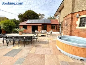 Highview House Norfolk Coast - seaviews, beach, hot tub - Image 2