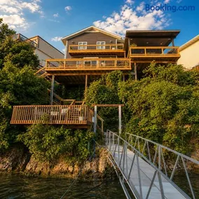 Views, Views, Views! Welcome to Cliffside Escape - Image 2
