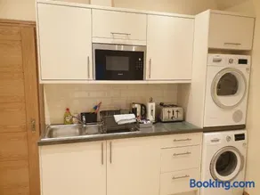 London Luxury Apartments 4 min walk from Ilford Station, with FREE PARKING FREE WIFI - Image 3
