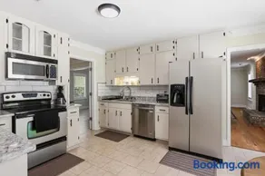 Spacious Killearn Retreat 4BR Prime Location - Image 3