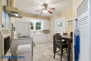Cozy 1BR Cottage w Kitchen & Laundry - Image 4