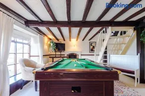Spacious 5BR Home w/Game Room - Image 1