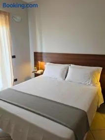 EffeVi - Bed and Books - Image 1