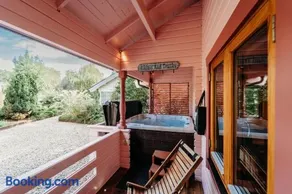 Floral Lodge Great Ayton with hot tub and onsite bistro - Image 5