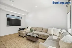 Scandinavian 2BR, 2Bath Townhome, Pet & Kid Friendly, Free Parking, 10min to Venice Beach! - Image 4
