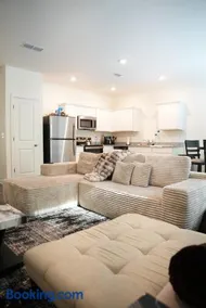 3BR Home 15 Min from Downtown Atlanta Driveway & street parking free - Image 4
