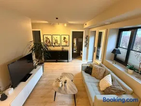 Central, Quiet and Modern Apartment with parking & private patio - Image 3