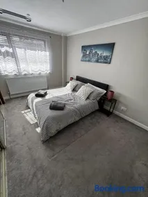Spacious 3BR Home in Maidstone Sleeps 8 - Image 2