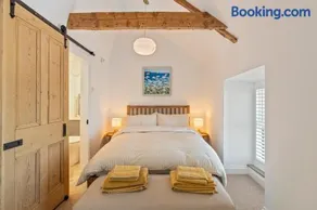 Rose Cottage - Sea Views Hot Tub Log Burner - Image 3