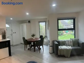 Wisteria en-suite guest room - Image 5