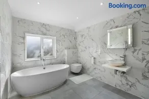 Luxurious Relaxing 6 Bed House for great comfort - Image 5