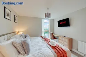 Elegant Apartment @ The Vizion • City Centre • Balcony • Parking • Super-Fast WiFi • Yoko Property - Image 4