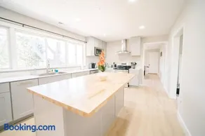 Spacious 10BR Great Falls Retreat with Free Parking Near Great Falls Park and Dulles - Image 1