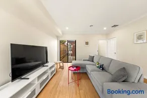 Entire Cozy 4-Bedroom Home with 2 Ensuites In Keysborough - Image 3