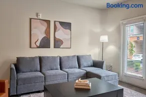 3BD Sanctuary Stones Throw from DT Clayton - Image 1