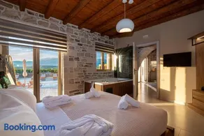 Dianeira Luxury Suites with Shared Pool near Matala - Image 2