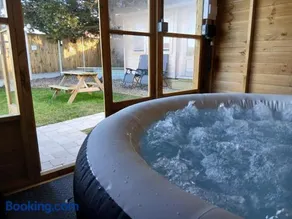 The Homestead Compact With private Lazy spa - Image 1