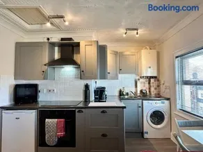 2 Bed Apartment Sleeps 6 Free Van Parking Walk To Weatherspoons - Image 5