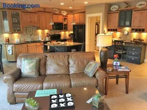 Riverfront condo with balcony, king bed STR#267 - Image 4