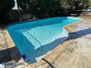 Beautiful Home & Pool - Image 2