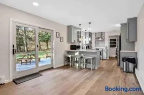 3 Bedroom Hilltop Escape with 5 Private Acres and Hot Tub - Image 2
