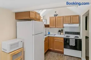 Apt with heated garage Libertyville Near Naval Base - Image 2