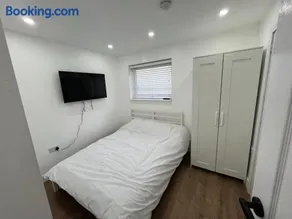 Modern en-suite rooms Luton air port - Image 2