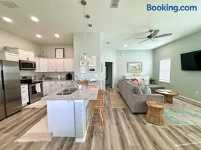 Cozy Bay Cottage with King Master Suite, Fire Pit and Pool - Image 5