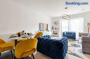 Stunning Station Apartment with free Parking - Image 1