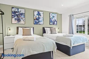 Modern House 6 Beds 3 Car Driveway Parking - Image 4